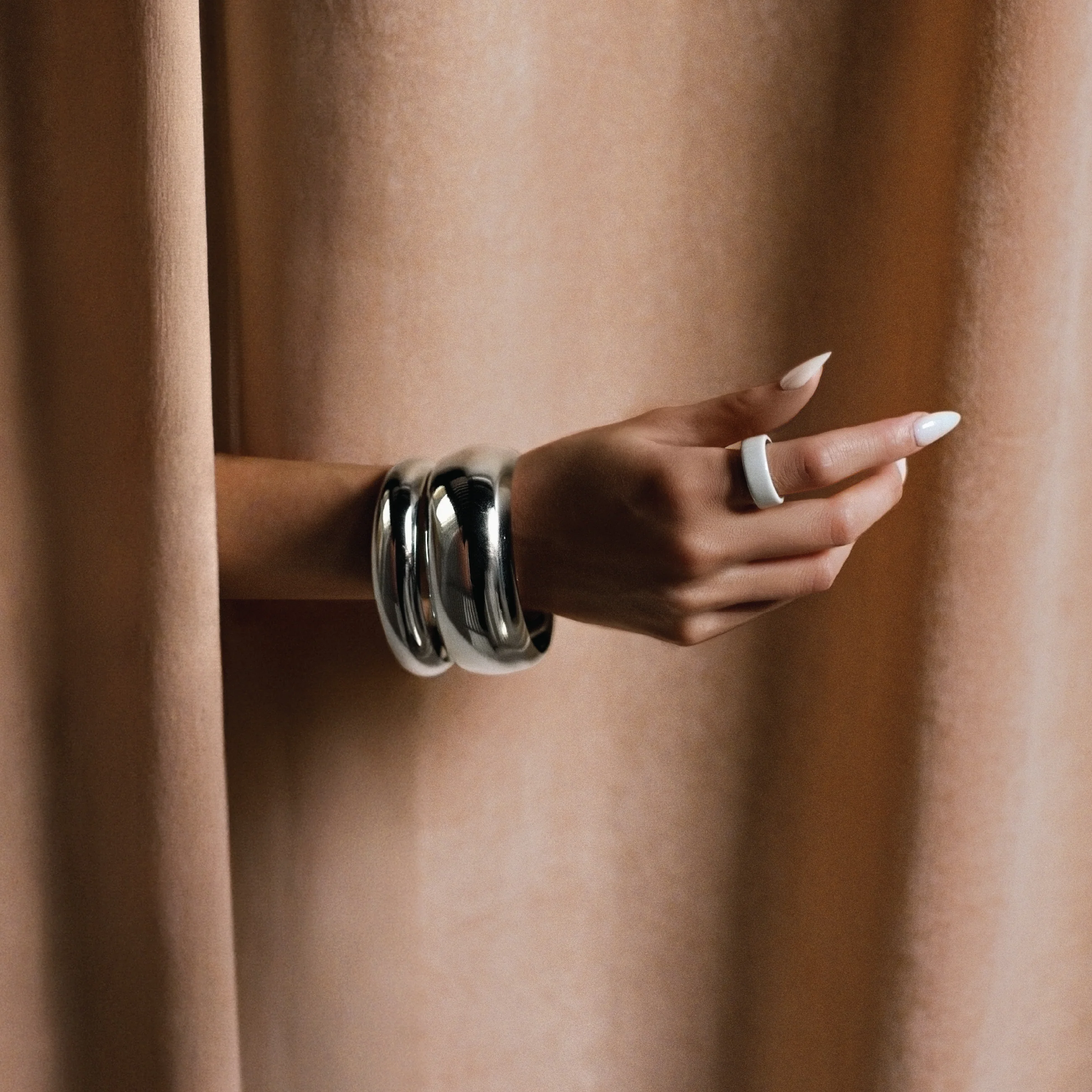 Oura Ring 4 Ceramic Cloud - Image 4